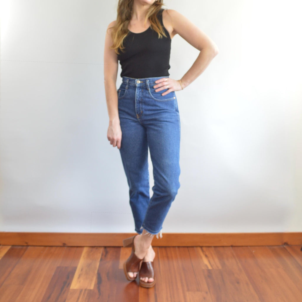 27 x 27.5 dark wash vintage 90’s forenza raw hem straight legs