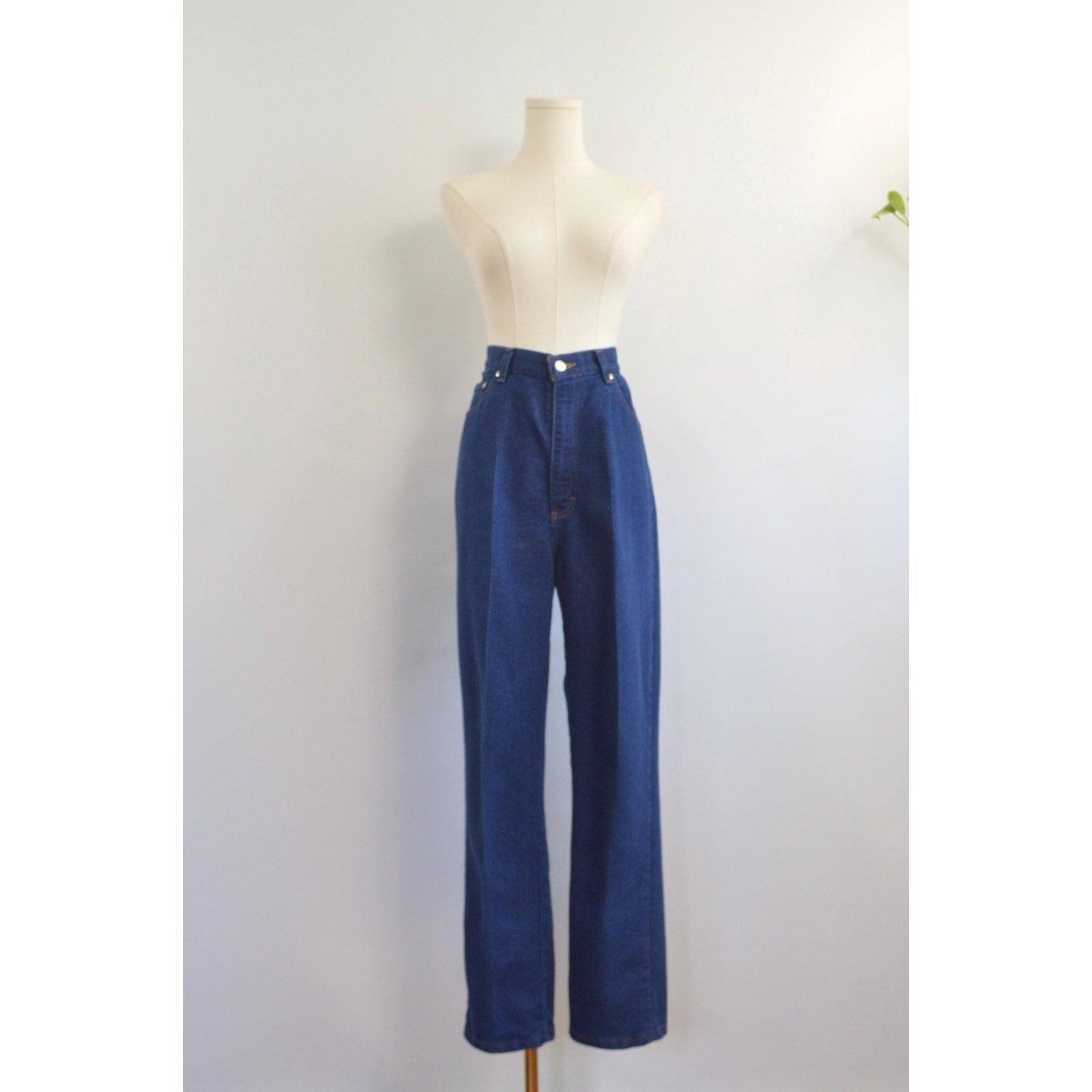 dark wash cowboy style high waisted seamed straight leg sheplers denim