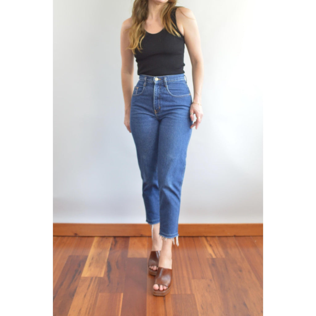 27 x 27.5 dark wash vintage 90’s forenza raw hem straight legs