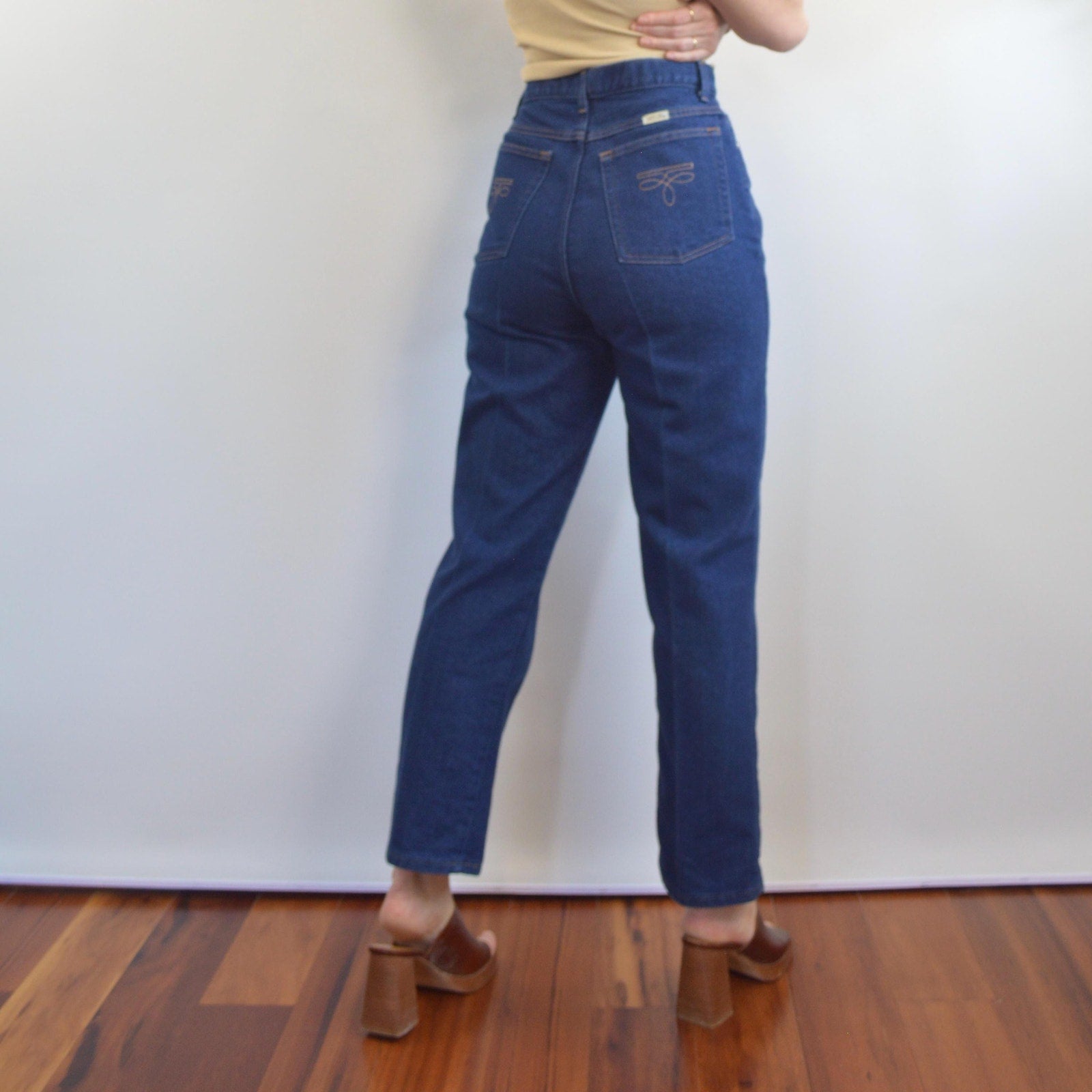 dark wash cowboy style high waisted seamed straight leg sheplers denim