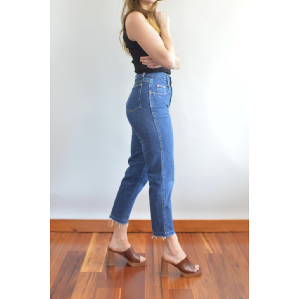 27 x 27.5 dark wash vintage 90’s forenza raw hem straight legs